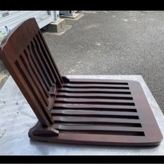 温泉宿にある木製の座椅子です