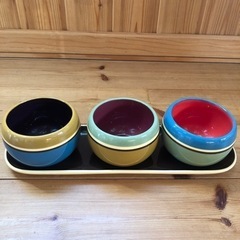 レトロカラーの受け皿付き陶器セット