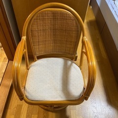 回る椅子　普通に座れるが、背面、手すりに破損有り