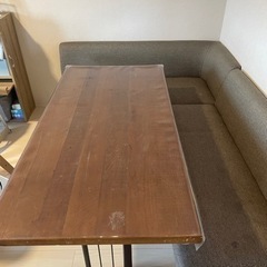 パイン古材のテーブルとL型ソファのセット