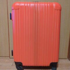 オレンジ色のスーツケース