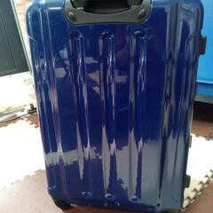 大きいスーツケース　濃い青色