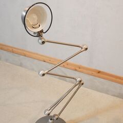 THE CONRAN SHOP(コンランショップ)で取り扱われていたJIELDE(ジェルデ)社 FLOOR LAMP ZIGZAG(ジグザク)。ジグザグのアームが独特な存在感を放つフロアスタンド。DJ110