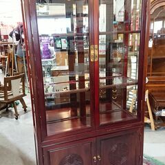 価格見直しました！唐木｜雷文彫刻文様｜3灯ライト付｜ガラスキャビネット