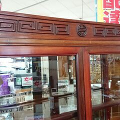 価格見直しました！唐木｜雷文彫刻文様｜3灯ライト付｜ガラスキャビネット