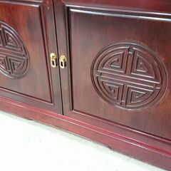 価格見直しました！唐木｜雷文彫刻文様｜3灯ライト付｜ガラスキャビネット