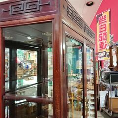 価格見直しました！唐木｜雷文彫刻文様｜3灯ライト付｜ガラスキャビネット