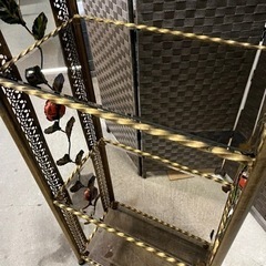 ☆オシャレ過ぎる!!☆ アンティーク調 3段 ラック 金属製フレーム かわいいバラ細工 レア商品です!! ☆オシャレ過ぎる!!☆ アンティーク調 3段 ラック 金属製フレーム
