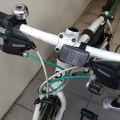 値下げしました！ベネトン クロス 700x28C 21段変速 (ホワイト) クロスバイク