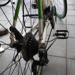 値下げしました！ベネトン クロス 700x28C 21段変速 (ホワイト) クロスバイク