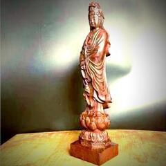 仏像 沈香木彫り 観音菩薩 観音立像 置物 精密彫刻 高さ29cm

貴重な香木に大変丁寧におられた仏様

 顔立ちが丹精で優雅な　お姿が大変上品な雰囲気を漂わせております