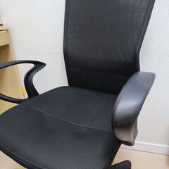 黒いメッシュ椅子
