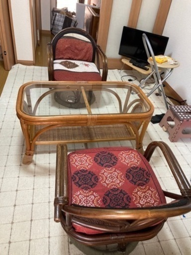 籐のガラステーブル＋籐の回転椅子2個