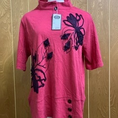 #レディースシャツ　赤　花柄の刺繍入り　新品　値札金額2150円
