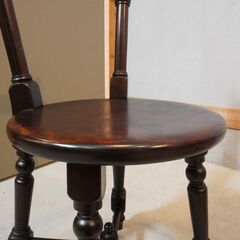 松本民芸家具のクラシックなダイニングチェア”南京小椅子”2脚セットです。ミズメザクラ無垢材を使用したクラシカルなデザインは上品で洗練された印象に♪小ぶりなフォルムはサイドチェアとしてもオススメです！！DJ115