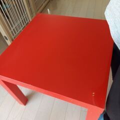 テーブル　赤