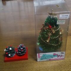ミニメロディークリスマスツリー　と　まつぼっくりの飾り