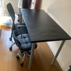 テーブルと(溶接椅子 x 2個)