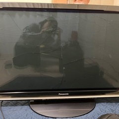 ひび割れあり 42型テレビ