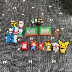 ドラえもん、ピカチュウ、マリオ、ミニオンのオモチャ