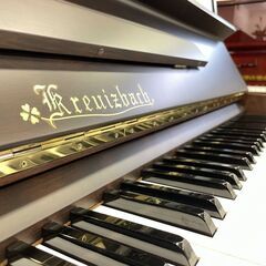 X’masセール！　更にプライスダウン！リフレッシュ済み中古ピアノ　木目コンパクト　クロイツバッハ