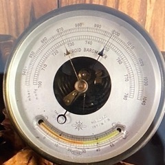 船舶用　シャビー　レトロ　ビンテージ　アンティーク　船舶用のhPa（ヘクトパスカル）、b（バール）などの記号から気圧計それと温度計が下にあります。1974年の製造です。