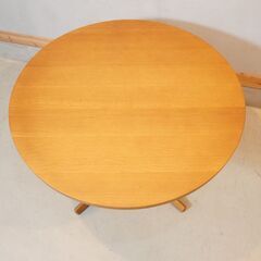 飛騨高山の家具メーカー飛騨産業(HIDA)の”侭” オーク材 ダイニングテーブルです。シンプルでナチュラルなデザインとコンパクトなサイズが魅力のラウンドテーブル。北欧スタイルや和モダンなどにも。DJ133