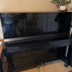 古いアップライトピアノ