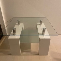 天板が透明な正方形テーブル。狭い空間でも使いやすいです。