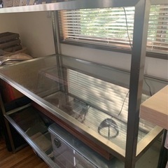 店舗　ガラス棚什器