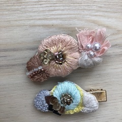 ハンドメイド　刺繍ヘアピン