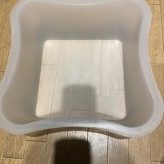 個性的な形の半透明プラスチックボックス