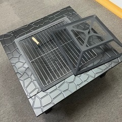 新品、未使用　ファイヤーピット 焚き火台 バーベキューコンロ BBQ 焼肉 ファイヤーピット バーベキュー テーブル bbqグリル バーベキューグリル 炊き火台 キャンプ コンロ キャプテンスタッグ 焚き火台 囲炉裏 焚火台 黑の板 BBQ 1台多役 大人数 耐熱性 自宅 庭 家庭用 【焚き火台】