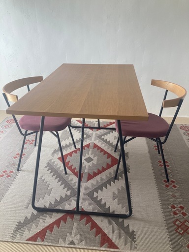 無印折りたたみテーブルとIDEEチェア2脚とカーペット