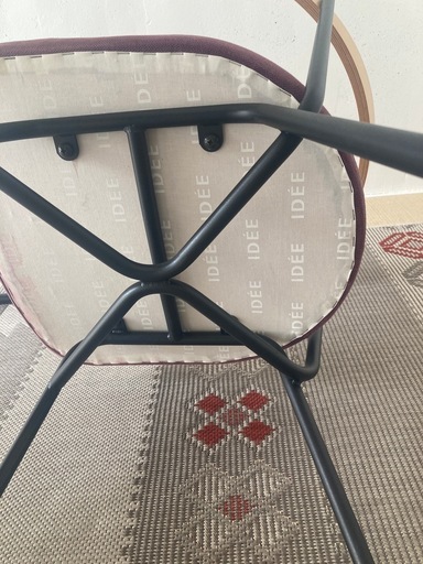 無印テーブルとIDEE椅子２脚とカーペットのセットです。 (みみ) 神戸の ...
