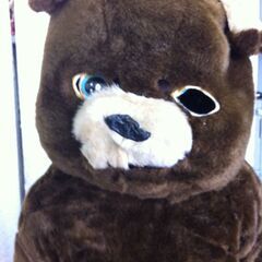 値下げ。要修理左眼ハズレ。格安中古短期使用　着ぐるみ子熊・本格イベントスーツ　「クマ・熊・くま・子熊」。 　動物・等身大　本体丈夫で、消臭・清潔な樹脂製・国産手造り品、本体スーツ、手、脚、靴セット。洗濯出来ます。 　パンダ・コアラ・トラ・ブタ・ウサギ・サル等１３種各1着先着限り。  