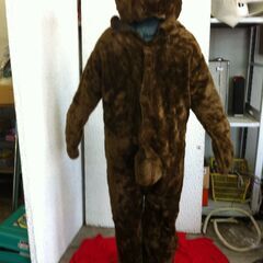 値下げ。要修理左眼ハズレ。格安中古短期使用　着ぐるみ子熊・本格イベントスーツ　「クマ・熊・くま・子熊」。 　動物・等身大　本体丈夫で、消臭・清潔な樹脂製・国産手造り品、本体スーツ、手、脚、靴セット。洗濯出来ます。 　パンダ・コアラ・トラ・ブタ・ウサギ・サル等１３種各1着先着限り。  