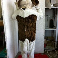 値下げ。要修理　口元・口先。格安中古短期使用　着ぐるみ・本格イベントスーツ　「イヌ・犬・いぬ。」。 　動物・等身大　本体丈夫で、消臭・清潔な樹脂製・国産手造り品、本体スーツ、手、脚、靴セット。洗濯出来ます。 　パンダ・コアラ・トラ・ブタ・ウサギ・サル等１３種各1着先着限り。  