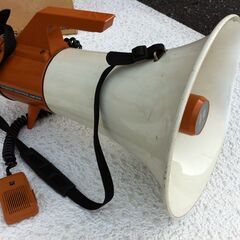 値下げ。格安中古短期使用　携帯メガホン・ハンドマイク　大型・大音量　トランジェスターメガホン　国産ＴＯＡ製品ＥＲ－６７　ｗ３０ｈ４３ｃｍ、６０ｗクラス？手元マイク・ショルダーストラップ付き。  　催事・イベント・運動会・選挙用等　多目的拡声器、単一乾電池式　点検済み、特に傷、箱無し品です。１台限り。 値下げ。格安中古短期使用 携帯メガホン・ハンドマイク 大型・大音量