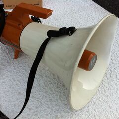 値下げ。格安中古短期使用　携帯メガホン・ハンドマイク　大型・大音量　トランジェスターメガホン　国産ＴＯＡ製品ＥＲ－６７　ｗ３０ｈ４３ｃｍ、６０ｗクラス？手元マイク・ショルダーストラップ付き。  　催事・イベント・運動会・選挙用等　多目的拡声器、単一乾電池式　点検済み、特に傷、箱無し品です。１台限り。