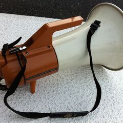 値下げ。格安中古短期使用　携帯メガホン・ハンドマイク　大型・大音量　トランジェスターメガホン　国産ＴＯＡ製品ＥＲ－６７　ｗ３０ｈ４３ｃｍ、６０ｗクラス？手元マイク・ショルダーストラップ付き。  　催事・イベント・運動会・選挙用等　多目的拡声器、単一乾電池式　点検済み、特に傷、箱無し品です。１台限り。