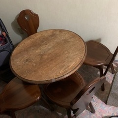 丸テーブルと椅子4脚