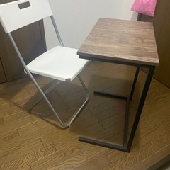 サイドテーブルと折り畳み椅子のセット