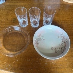 ガラスコップ3つ、少し深めの皿2枚