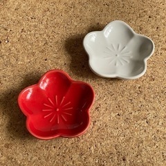 花の形の小皿２点セット