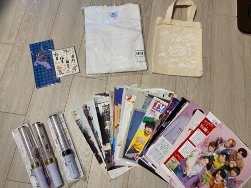 Travis Japanグッズ(Tシャツ、ペンライト3本、ステッカー、キーホルダー及びミニバッグ)並びに雑誌切り抜き