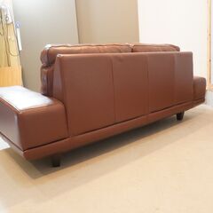 人気のACTUS(アクタス)のfive by five(ファイブ・バイ・ファイブ)シリーズ 3350 本革 2人掛けソファ。ロータイプでゆったりとした圧迫感のないフォルムで上品なレザーのラブソファ。DJ206