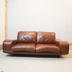 人気のACTUS(アクタス)のfive by five(ファイブ・バイ・ファイブ)シリーズ 3350 本革 2人掛けソファ。ロータイプでゆったりとした圧迫感のないフォルムで上品なレザーのラブソファ。DJ206