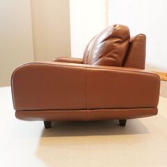 人気のACTUS(アクタス)のfive by five(ファイブ・バイ・ファイブ)シリーズ 3350 本革 2人掛けソファ。ロータイプでゆったりとした圧迫感のないフォルムで上品なレザーのラブソファ。DJ206