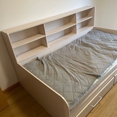 棚付きベッド（バラシ必須、シングルベッド）寝具付き